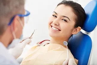 Teen having her wisdom teeth examined